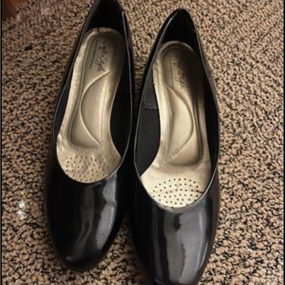 Size 10 hush puppy’s comfort fit never been worn brand new black